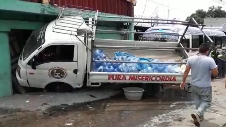 Incrustó a casa