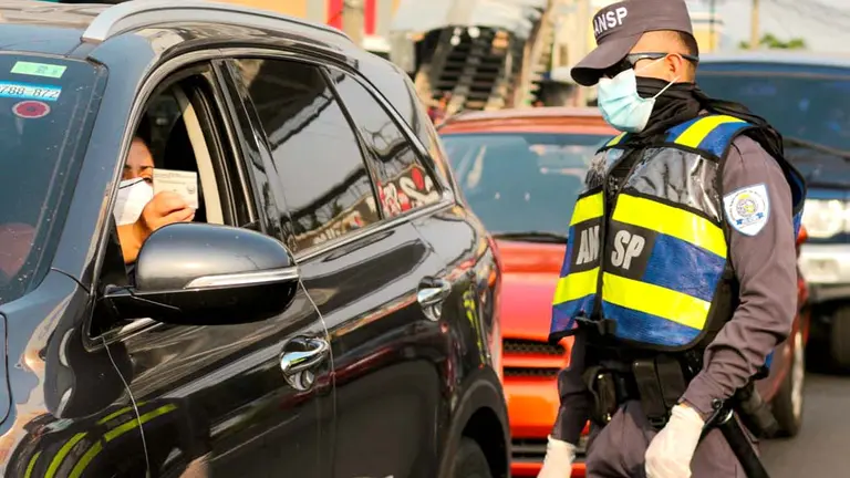 Policía verifica documentos a conductores