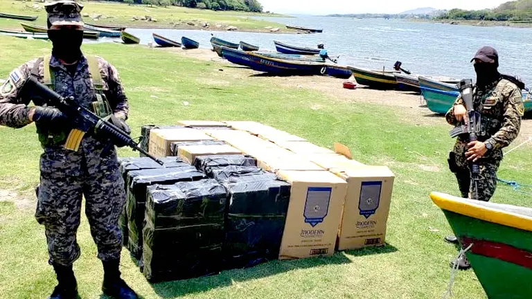 Decomisan cajas de cigarro en la Laguna de Güija 2