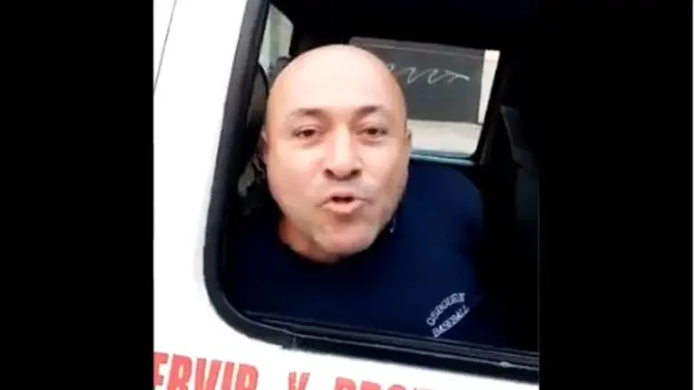 Insultando a mujer policía