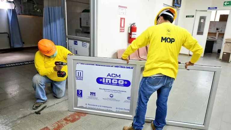 Empleados del MOP trabajando