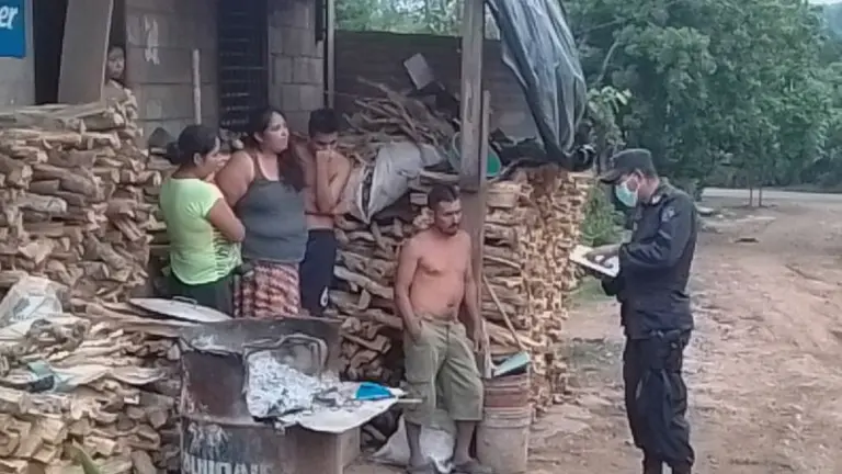Policías predicando la palabra de Dios