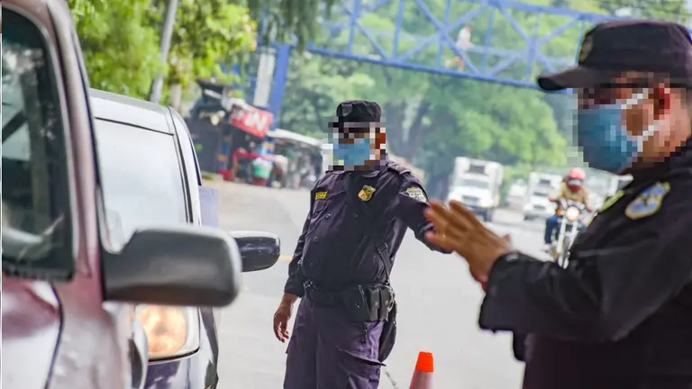 Policías en controll vehicular
