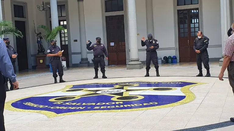 Policías oran por la salud
