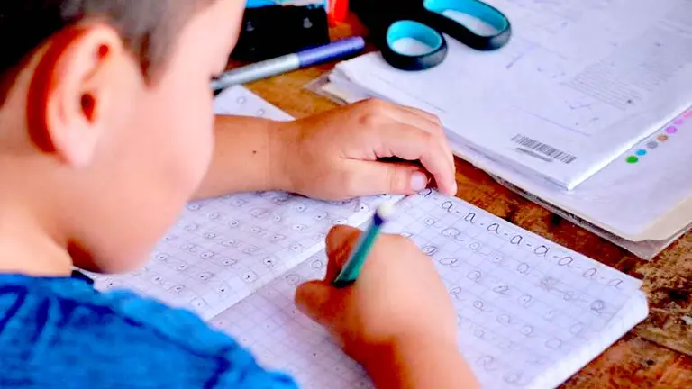 Niños recibiendo clases desde su casa por canal 10 2
