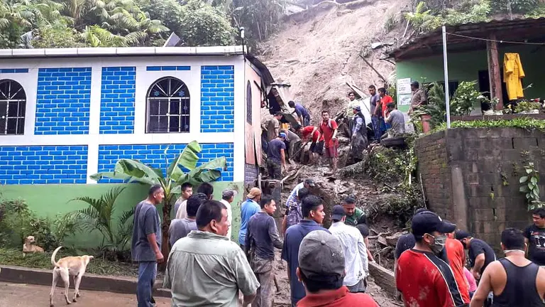 Talnique La Libertad ciudadanos ayudan a retirar escombros por deslave en una vivienda