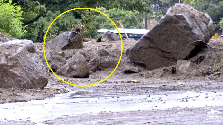 Autopista a Comalapa con marca
