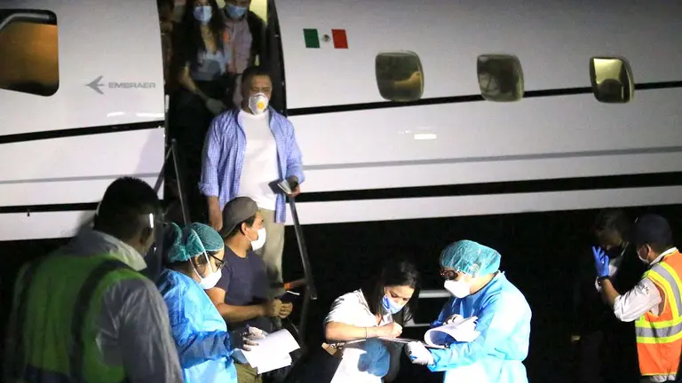 Salvadoreños varados en Barbados 1