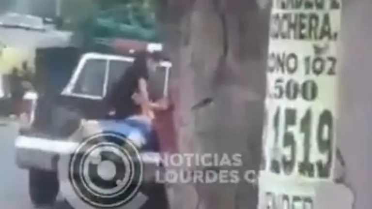Policía trasladado en patrulla