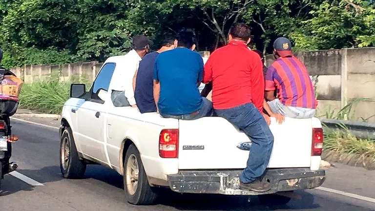 Tráfico vehicular en carretera de oro