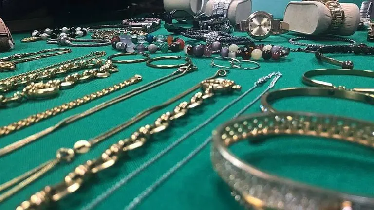 Joyas, carteras y perfumes