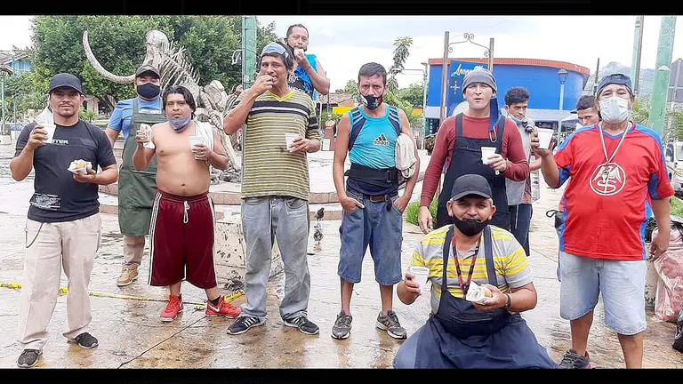 Ayudan ab bulteros de Apopa Foto tomada de Leoncio Isaac