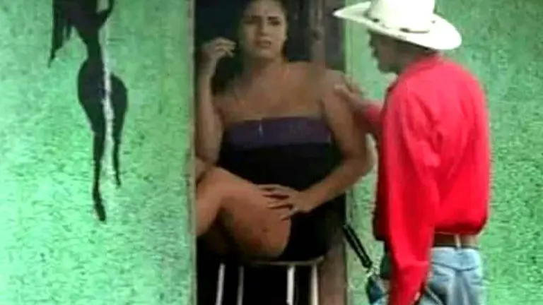 Polémica por hombre que predica en zona de burdeles de San Salvador Foto Francisco Campos