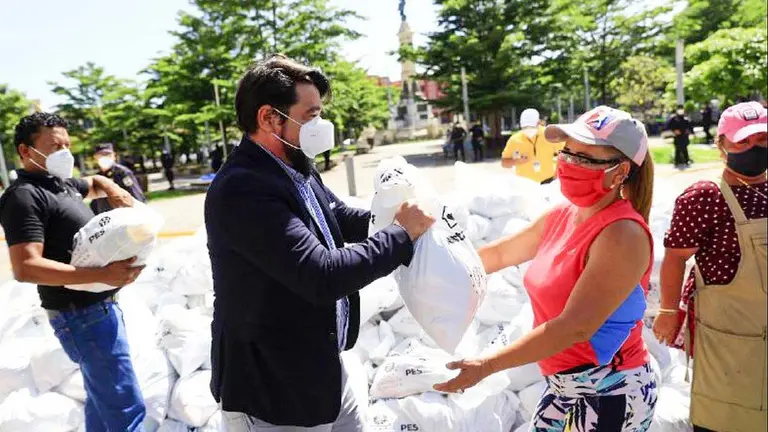 Entregan paquetes de alimentos a vendedores informales foto Secretaría de Prensa de la Presidencia