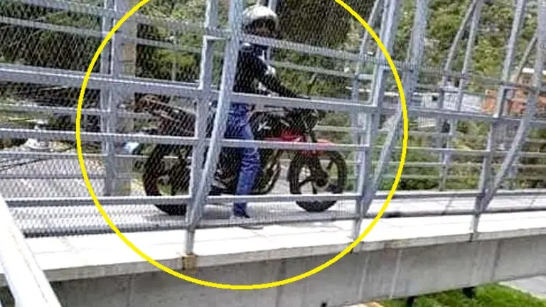 Motociclista en pasarela Foto tomada de Todo Motor 3