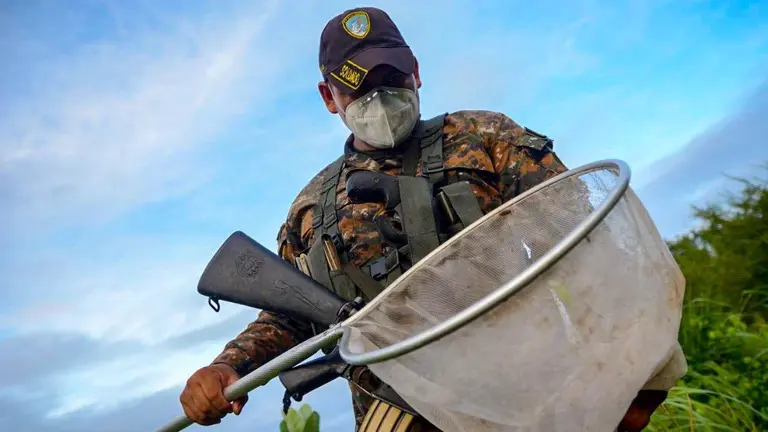 Soldado con una red