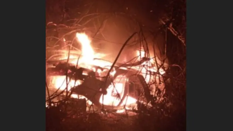 Carro incendiado en Chalatenango