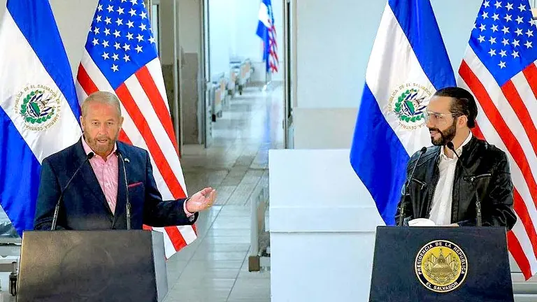 Embajador Ronald Johnson y presidente Bukele Foto tomada de la Secretaría de Prensa de la Presidencia