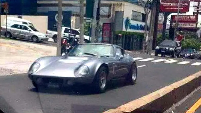 Shelby daytona recorriendo San Salvador Foto tomada de Todo Motor