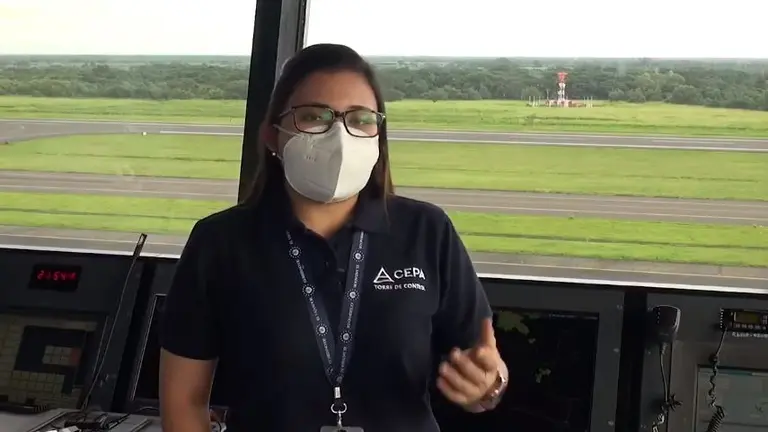 Primera mujer controladora en aeropuerto