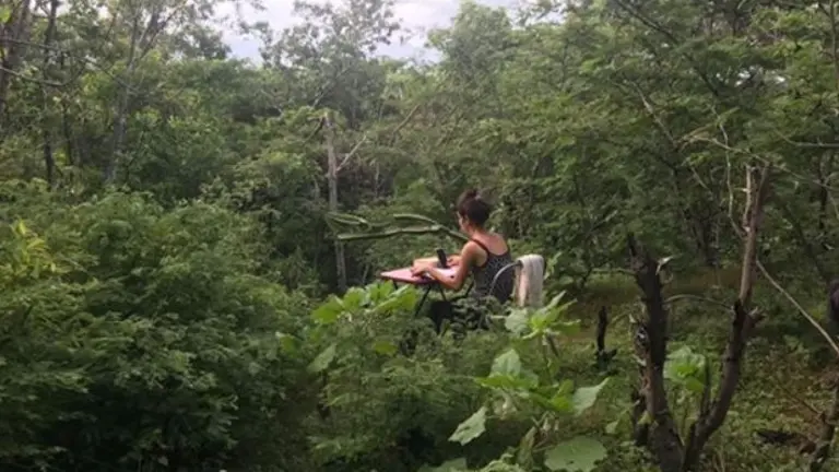 Estudia cerca de una montaña