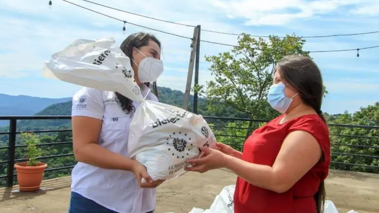 Paquetes alimentarios a jóvenes en La Paz