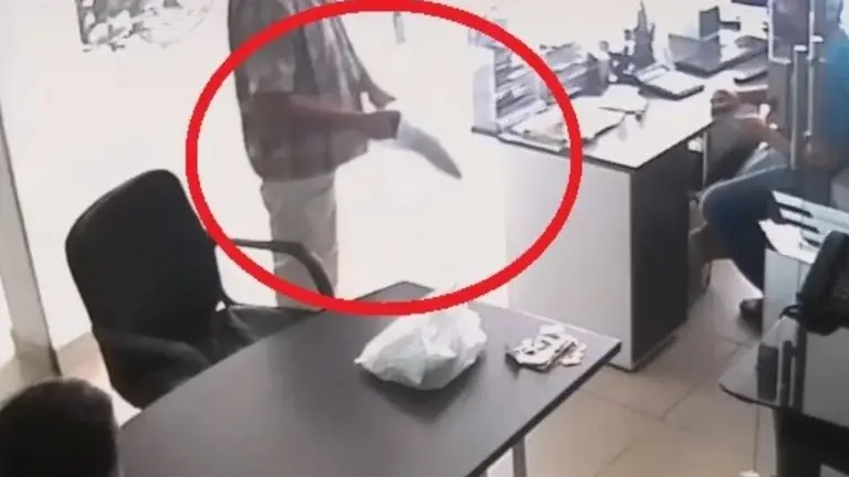 Intentó robar con banana