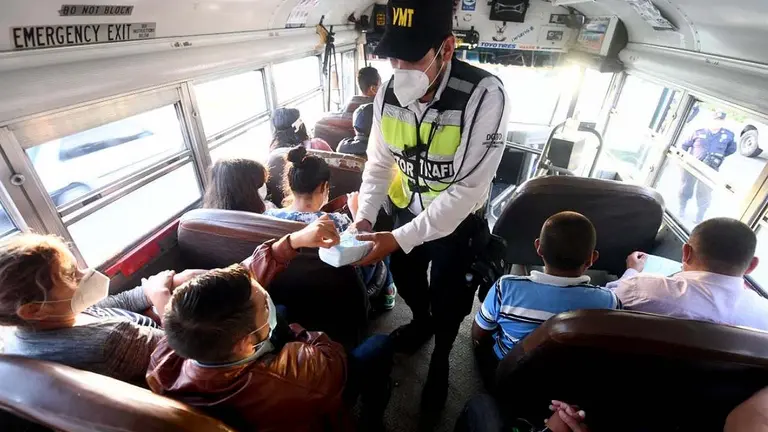 Gestores regalan mascarillas Foto tomada del VMT 2