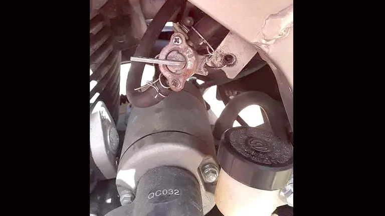 Sacan gasolina en Médico Quirúrgico del Seguro Social Foto tomada de Motociclistas El Salvador