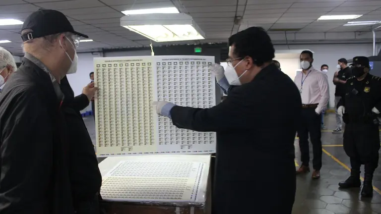 TSE verificando papeletas