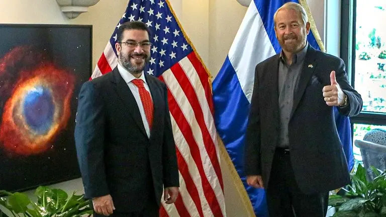 Embajado de EEUU Rondal Johnson y el fiscal general Raúl Melara foto tomada de la Embajada de Estados Unidos