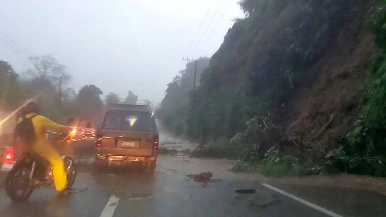 Lluvias provocan inundcaiones y derrumbes en calle al Puerto Fotos Mario Amaya 3
