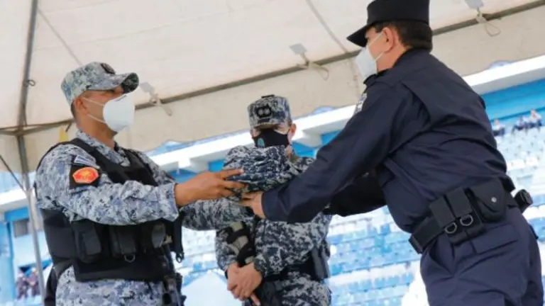 Uniformes y botas a STO