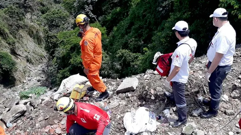 Hombre cae en pricipio de 70 metros en Ilopango Foto tomada de Cruz Roja