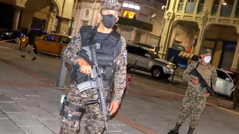 Ministro de Defensa patrulla el centro de San Salvador Foto tomada de las RRSS del funcionario