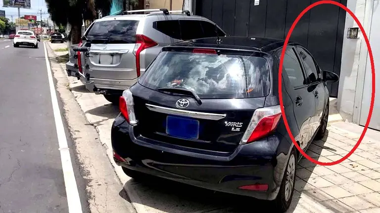 Carros estacionados en acera del bulevar Los Héroes foto tomada de Alertux 2