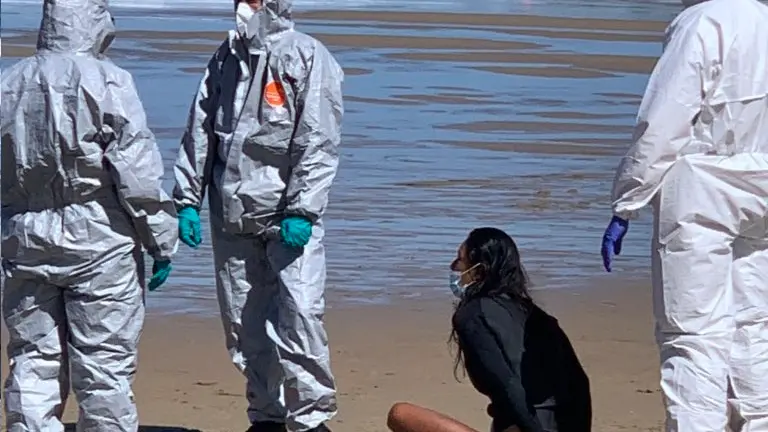 Surfista en playa de españa con coronavirus