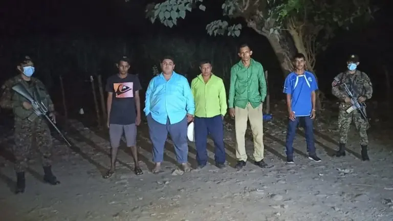 Salvadoreños con pescados