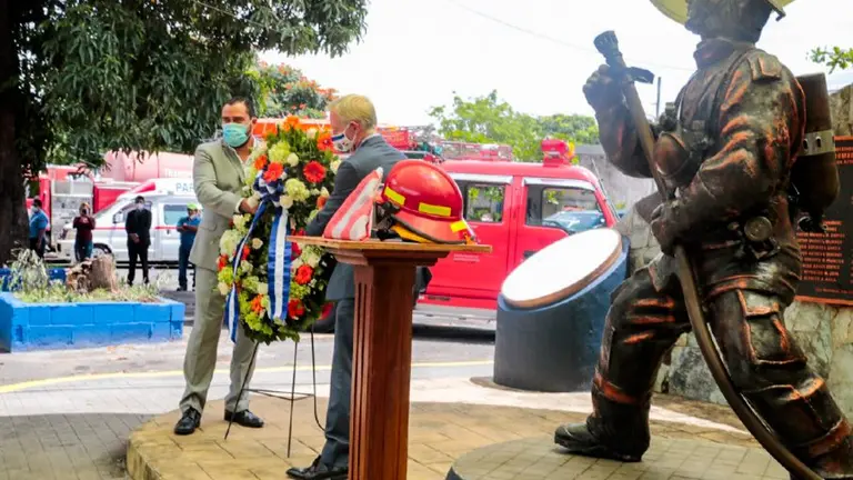 Tributo a Bomberos