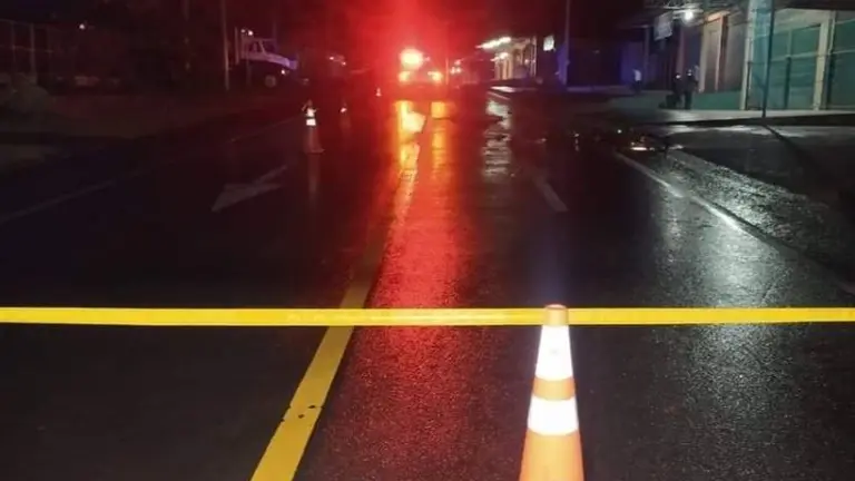 Pareja muerta en ruta militar