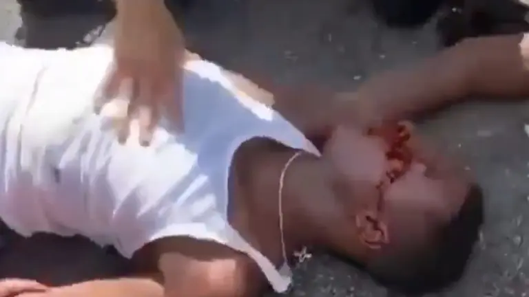 Negro golpeado por policías