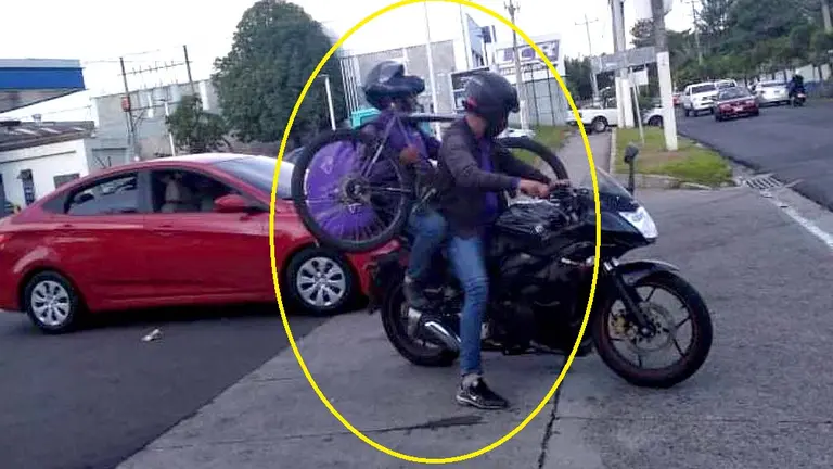 Ayudan a conductor de HUGO en bicicleta Foto tomada de Moticiclistas de El Salvador