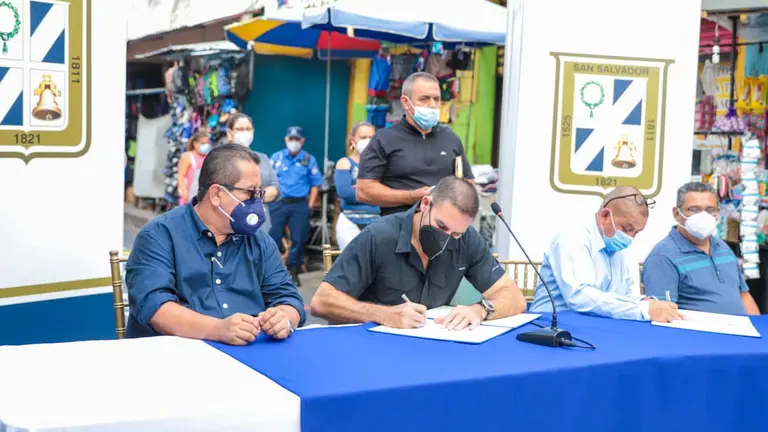 Muyshondt en evento con vendedores