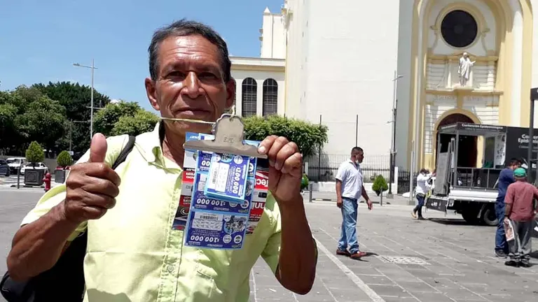 Ernesto Marín 20 años vendiendo billetes de lotería Foto Mauricio Pineda 2
