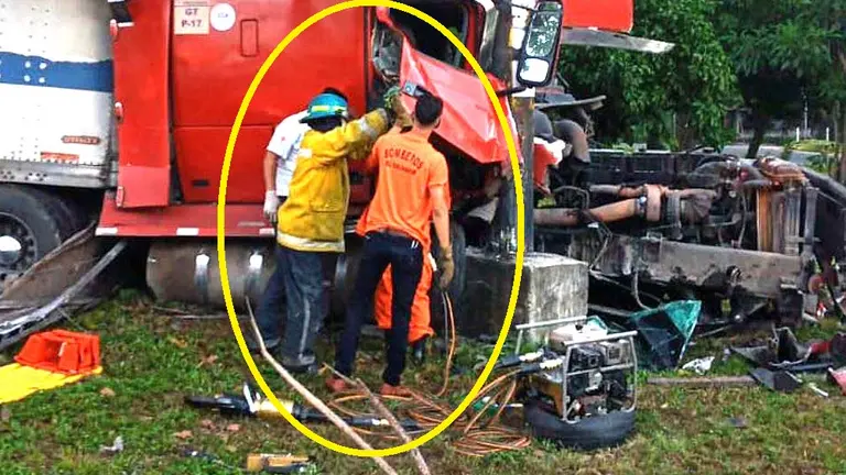 Rastra se estrella contra una valla en San Miguel Foto Bomberos 1