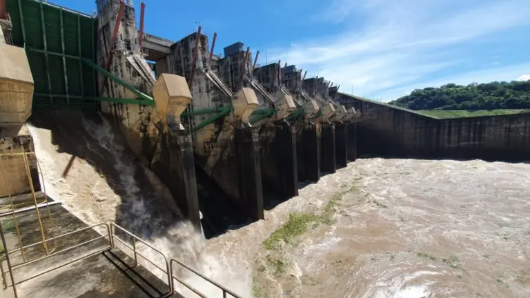 Descargas de agua en central