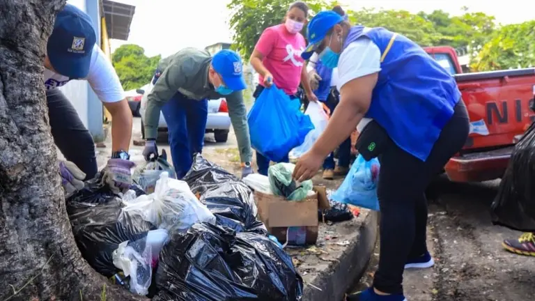 Recogiendo basura en San Salvador