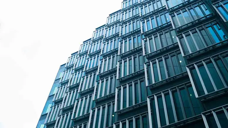 Cómo los edificios públicos pueden ser más eficientes energéticamente