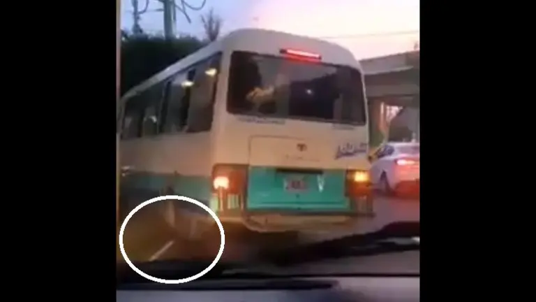 Microbusero en bulevar del Ejército