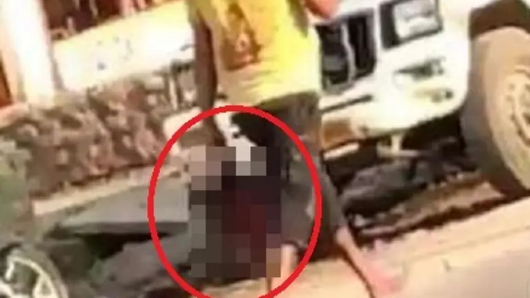 Hombre indio con cabeza de su esposa